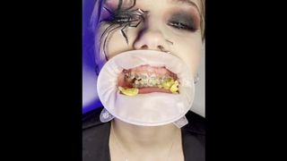 Food chewing with mouth expander