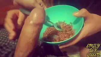 Comiendo ceral con semen (Jizz on food) Emily Sex Queen