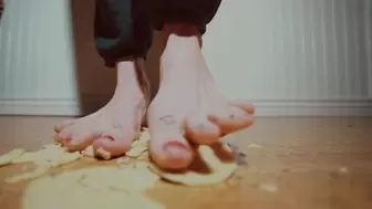 ASMR Giantess Sleazy Feet * Walking on Chips