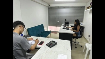 Sexo casero en la oficina de mi jefe que me pide que le dé un buen masaje