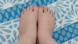 I masturbates with my feet in my best friend's bed pinay