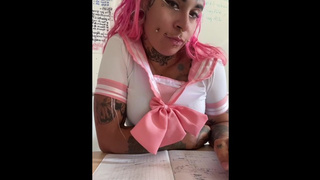 Une écolière très coquine qui se fait du bien en classe