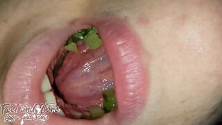 A Bite of Cucumber (Layra/Women 4#-Vore)