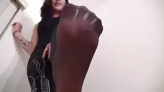 SMELL MY STINK FEET IN PANTYHOSE!!