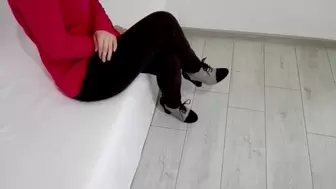 Foot Bizarre Candid Feet Wearing Cute Shoes, Attractive Teenie Waiting and Feet Gets Filmed
